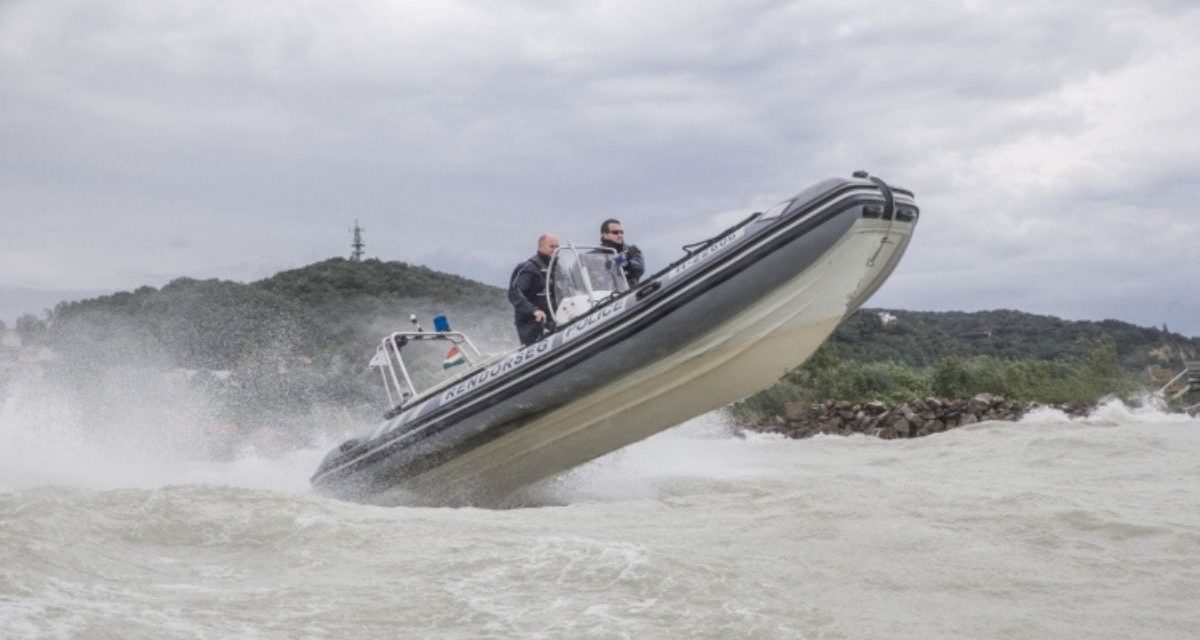 Akcióban a vízirendőrök: Magatehetetlenül, gumicsónakkal és SUP deszkával, két kilométerre a parttól vesztegelt három ember a Balatonban a vihar kellős közepén