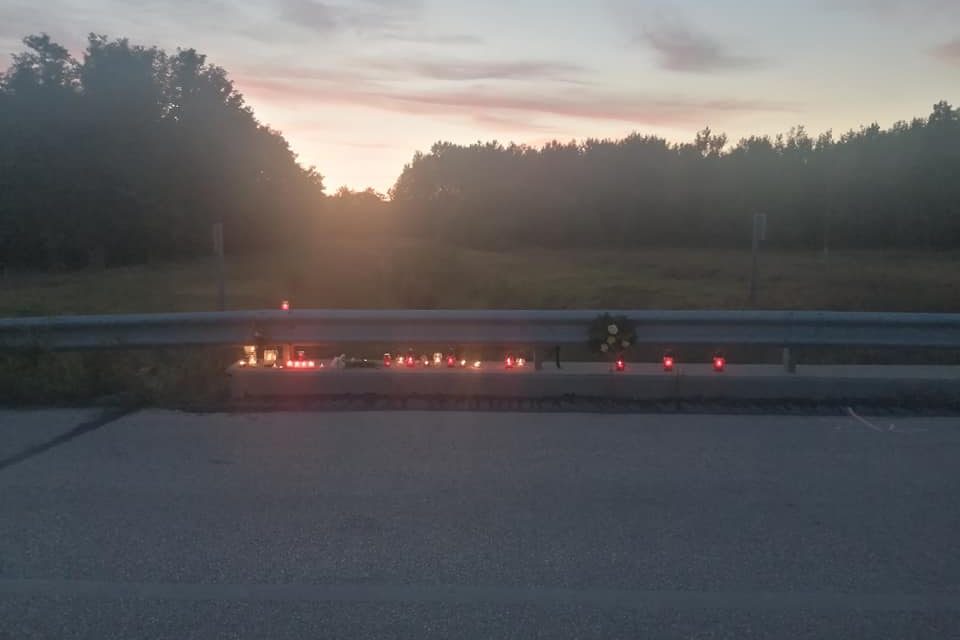 Idős nagyszüleivel élt az a 35 éves motoros, aki szalagkorlátnak ütközött és meghalt Pest megyében – Így lehet most segíteni Csaba nehéz helyzetbe került családján