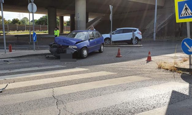 Hármas karambol és frontális ütközés is volt ma Budapesten – Fotók a helyszínekről