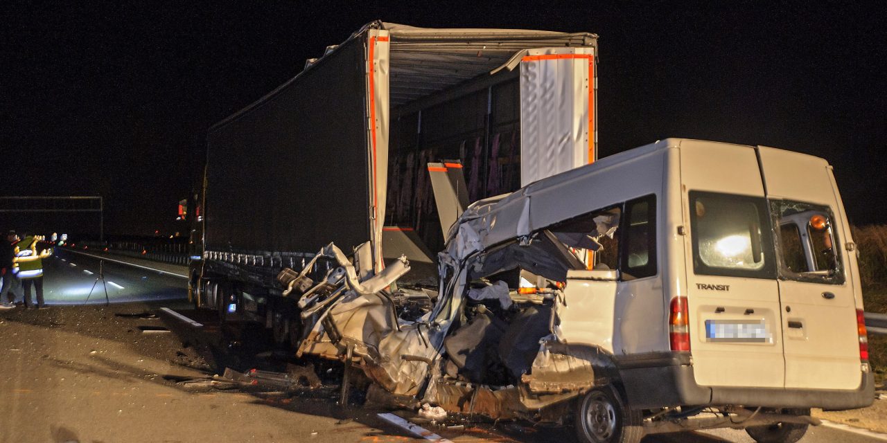 „Egy perce álltam, amikor éreztem egy nagy ütést hátulról” – azonnal meghalt az öt vendégmunkás, miután kisbuszuk az álló kamionba csapódott az M4-esen