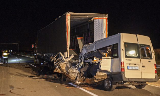 „Egy perce álltam, amikor éreztem egy nagy ütést hátulról” – azonnal meghalt az öt vendégmunkás, miután kisbuszuk az álló kamionba csapódott az M4-esen
