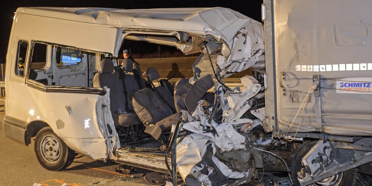 „Hiába próbáltam a sérültekkel beszélni, már semmire sem tudtak reagálni”  – összeomlott az a kamionsofőr, akinek járművébe belerohant egy kisbusz, öten haltak meg