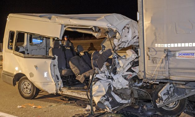„Hiába próbáltam a sérültekkel beszélni, már semmire sem tudtak reagálni”  – összeomlott az a kamionsofőr, akinek járművébe belerohant egy kisbusz, öten haltak meg
