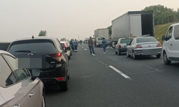 Brutális baleset az M6-os autópályán: szalagkorlátnak csapódott, majd felborult egy kisbusz – Három mentőhelikopter is a helyszínen