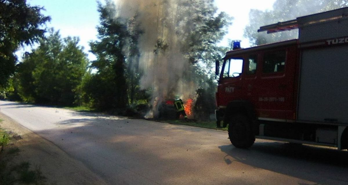 Kigyulladt egy autó Pest megyében – fotón, ahogy lángol a kocsi