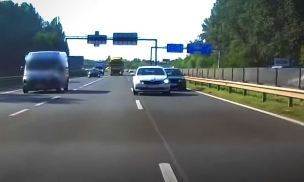 Suttyó módon előzött a BMW-s az M0-án, az ilyesmit még a Forma1-ben is tiltják