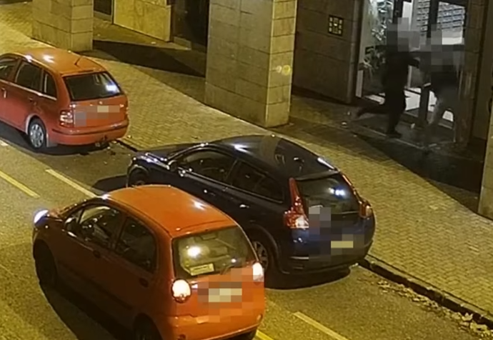 Egy nő miatt esett egymásnak két férfi, kés is előkerült, cikkünkben tragikomikus videó