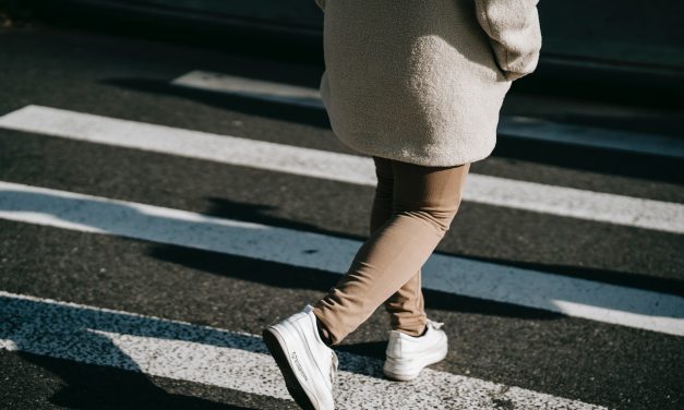 Zebrán gázolt a zuglói önkormányzati képviselő – Egy 16 éves lányt ütött el