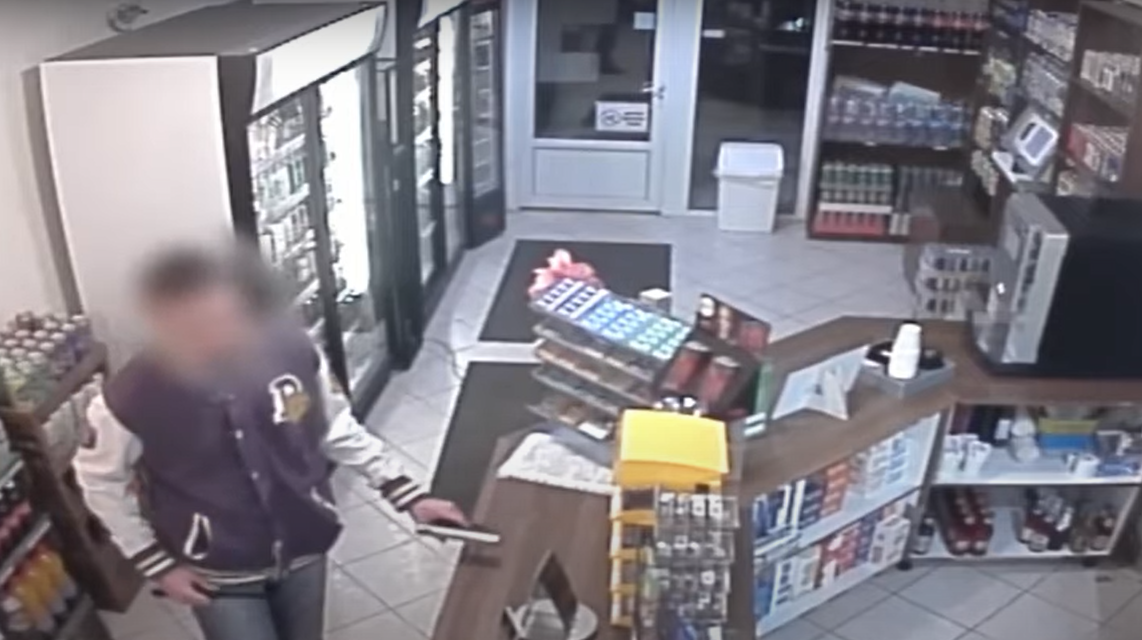 Videón a teleszkópos fémrúddal támadó férfi, mindössze 6 órán át volt szabadon a rablás után