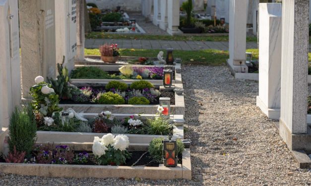 A lelkész élesztette újra a szabolcsi temetésen a sírásót