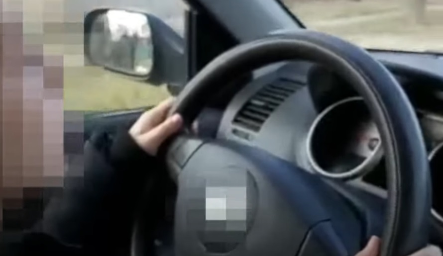 Egy kamiont is ki kellett kerülnie – 10 éves lányát hagyta vezetni a felelőtlen apa, videót is készített róla, majd kiposztolta – Ez várhat most rá