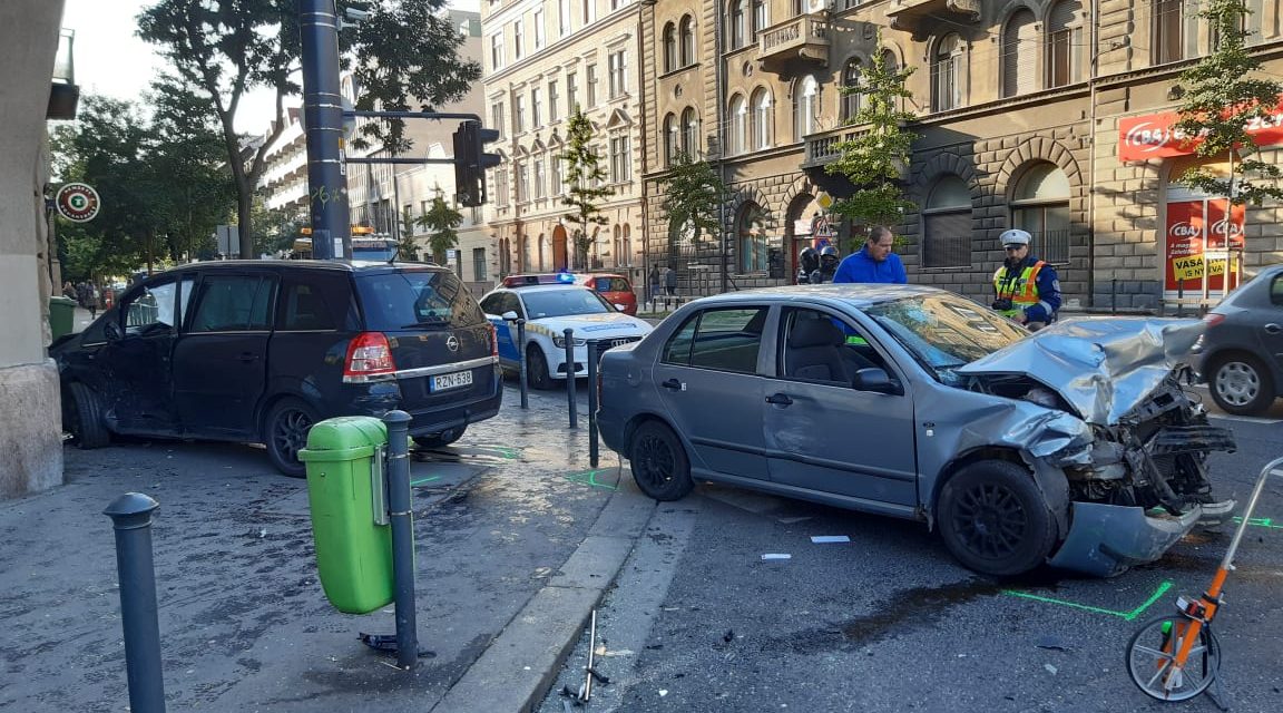 A Dózsa György út megint vonzotta a bajt, hatalmas csattanással a falon állt meg az autó