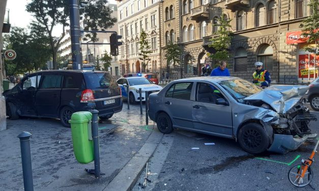 A Dózsa György út megint vonzotta a bajt, hatalmas csattanással a falon állt meg az autó