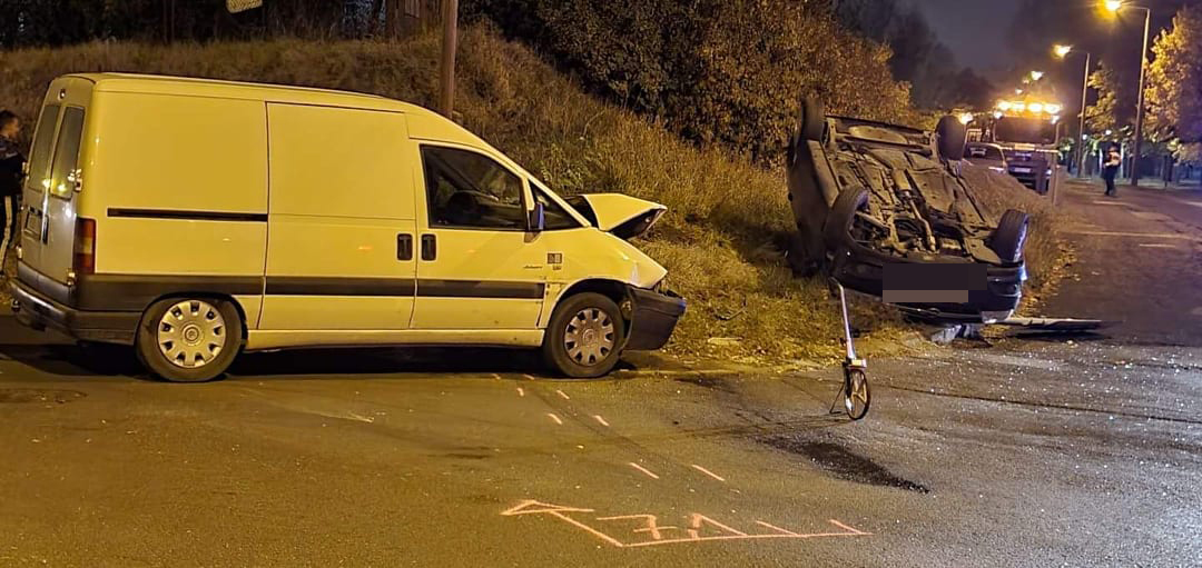 Csúnya baleset Budapesten: Furgon és autó csattant egymásba, az Opel a feje tetején állt meg – Fotók a helyszínről