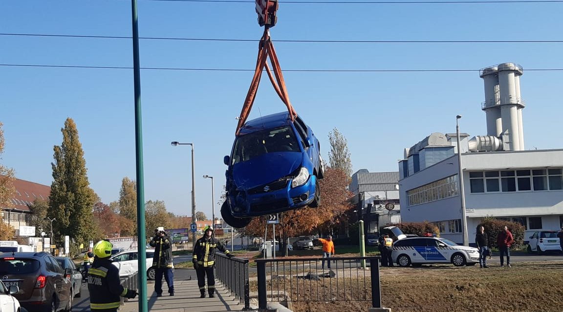 Szép kis autó kötött ki a budapesti patakban az ütközés után