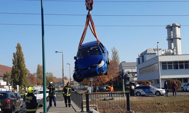 Szép kis autó kötött ki a budapesti patakban az ütközés után
