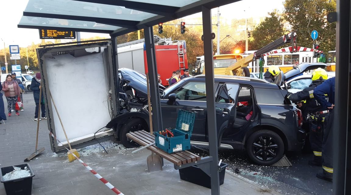 Tört az üveg, reccsentek a menő autók, összetört a szép fehér és a sötét járgány is