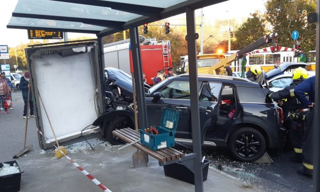 Tört az üveg, reccsentek a menő autók, összetört a szép fehér és a sötét járgány is