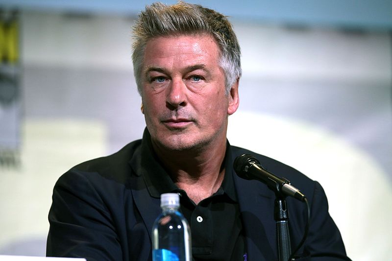 Tragédia a forgatáson, éles volt a kellékpisztoly: Alec Baldwin agyonlőtt egy operatőrt, ő volt az!