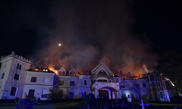 Lángol egy hotel Tamásipusztán – Fotók a helyszínről