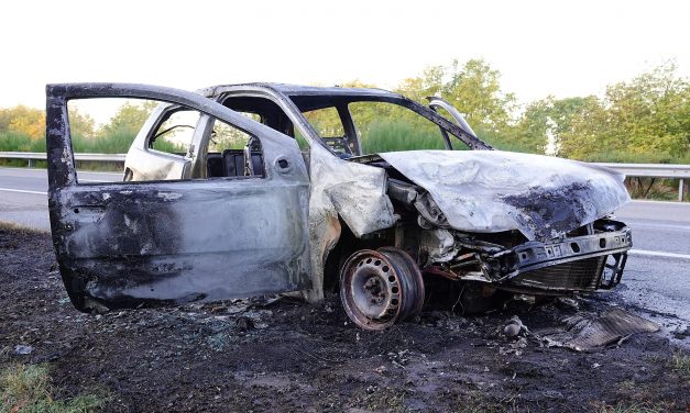 Baleset baleset hátán: az M5-ösön kiégett egy autó, az M1-esen felborult egy kocsi, Bajna és Nagysáp között két autó karambolozott