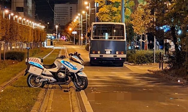 Összetört bukósisak, súlyos koponyasérülés, levágott ruha – rendőrtársai kezdték meg a mentését a fociszurkolók buszait biztosító balesetet szenvedett rendőrmotorosnak – Fotók
