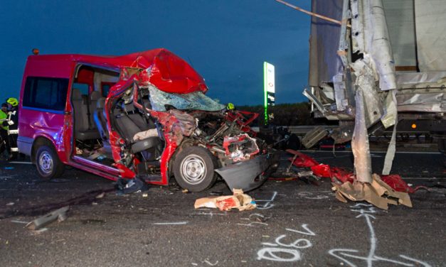 Sokkoló baleset az M1-esen: öten meghaltak, amikor egy teherautóba rohant egy kisbusz