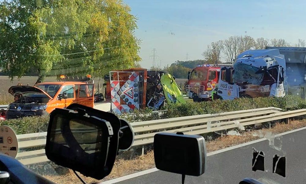 Meghalt egy közútkezelő munkás az M1-esen, miután járművükbe rohant egy kamion, két útkarbantó férfi pedig megsérült a balesetben