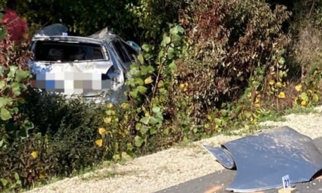 Lesodródott és felborult egy autó Faddnál: anya és lánya haltak meg – Fotók a baleset helyszínéről