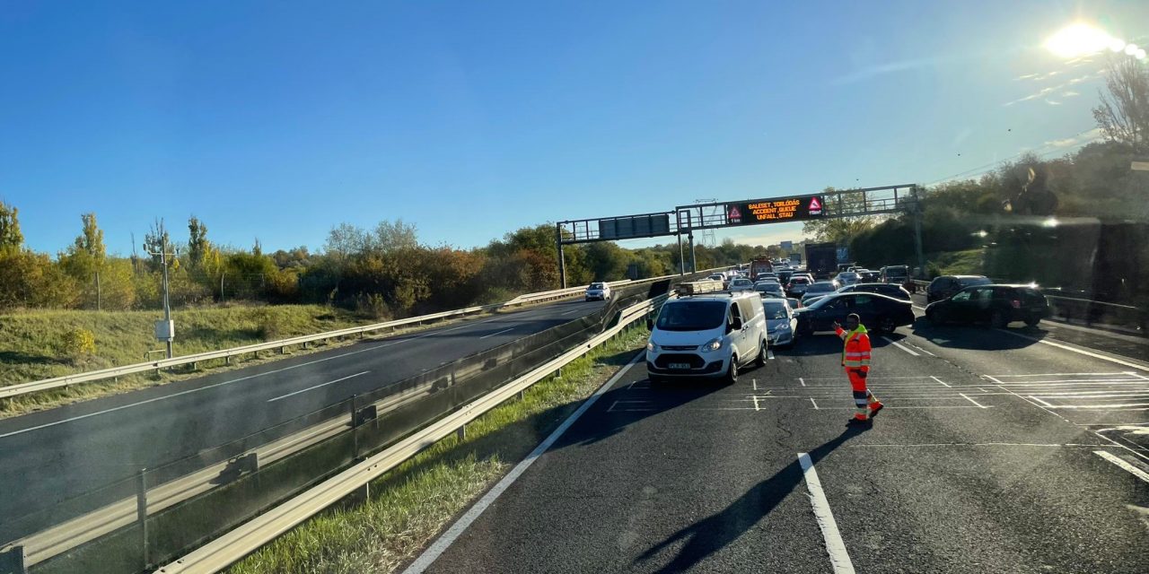 Halálos baleset az M3-on, a mentőhelikopter sérülteket vitt kórházba