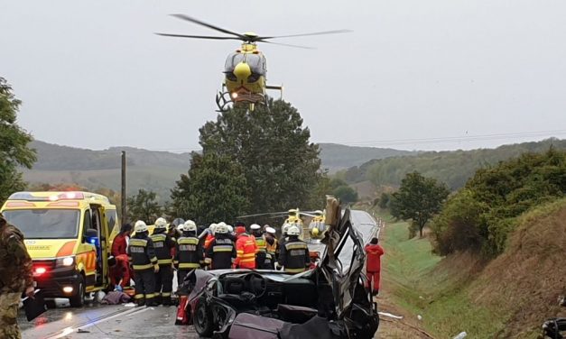 „Nekem az volt a szerencsém, hogy a fiamtól el tudtam búcsúzni” – újabb áldozata van a Siófok közelében történt balesetnek, hárman a helyszínen szörnyethaltak, Kevin pedig a kórházban hunyt el