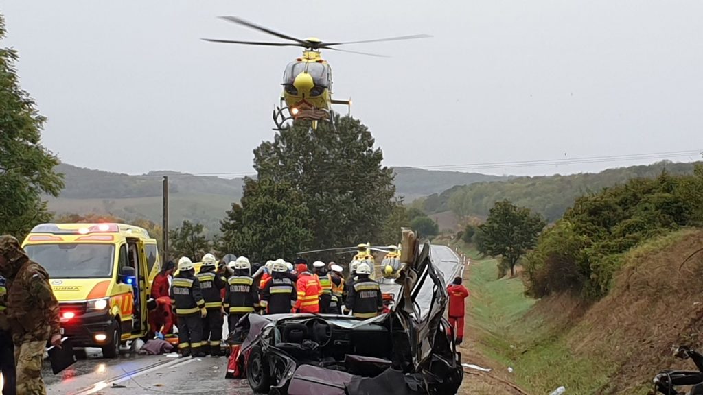 Tragédia Siófoknál: három húsz év körüli fiatal halt meg a balesetben, ketten válságos állapotban vannak
