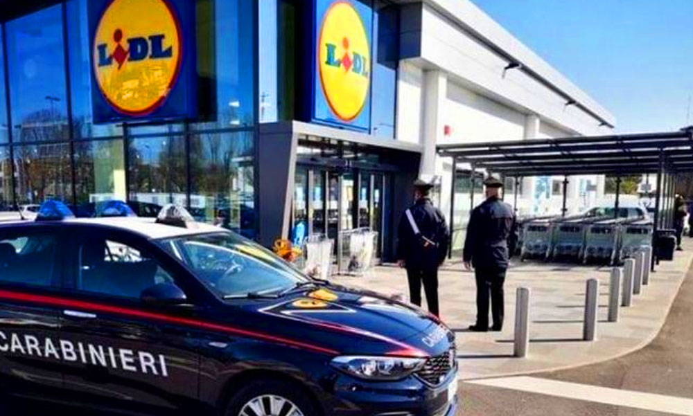A gyilkosság előtt pénzért könyörgött az a nő, aki megölte, majd egy olaszországi Lidl áruházba vitte be haldokló kétéves kisfiát