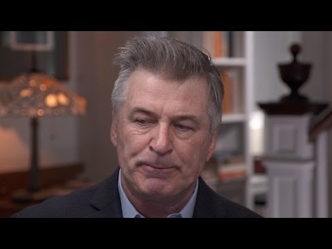 „Nincsenek szavak” – Megszólalt Alec Baldwin a forgatáson történt tragédia után, ilyen állapotban van most a színész, aki egy kellékfegyverrel véletlenül agyonlőtte az operatőrt