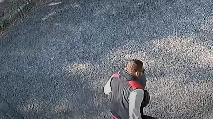Ezt alaposan elbénázta: keresi a rendőrség a feledékeny kábítószerbirtoklót, aki még balesetet is okozott Budapesten – Te felismered? – videó