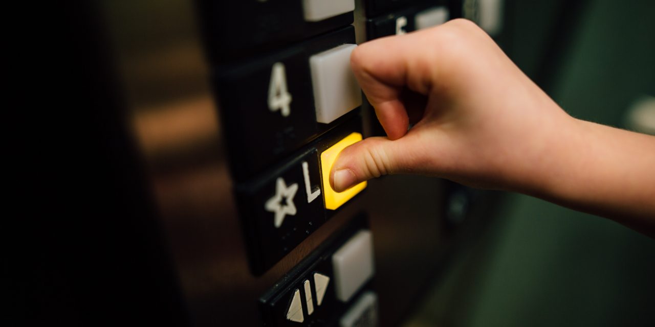 Egy panelház liftjében akarta megerőszakolni az idős asszonyt egy férfi: 10 ezer forintot is felajánlott a nyugdíjasnak, ha kielégíti őt
