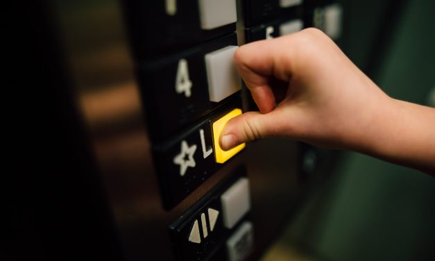 Házról házra járt a liftben támadó tolvaj Angyalföldön