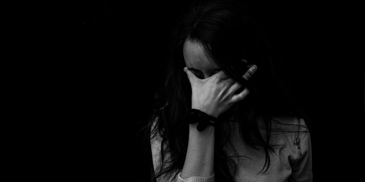 „Mondogatta nekünk, hogy mennyire boldogtalan” – Megszólaltak a 15 éves Réka diáktársai – A kamaszlány Kaposváron, a negyedik emeletről ugrott ki, az őt nevelő nagypapa teljesen összetört