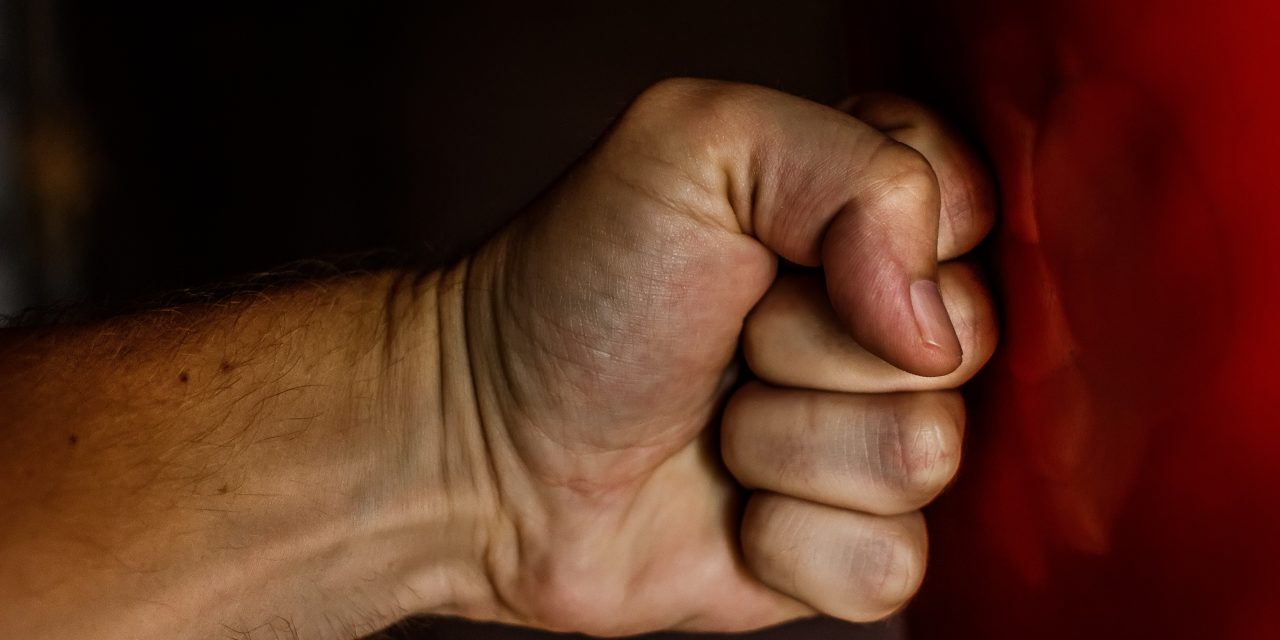 Felváltva ütötték-rúgták a rablók a pomázi telephely alkalmazottját – A bántalmazott férfi végül így tudott meglógni a támadói elől