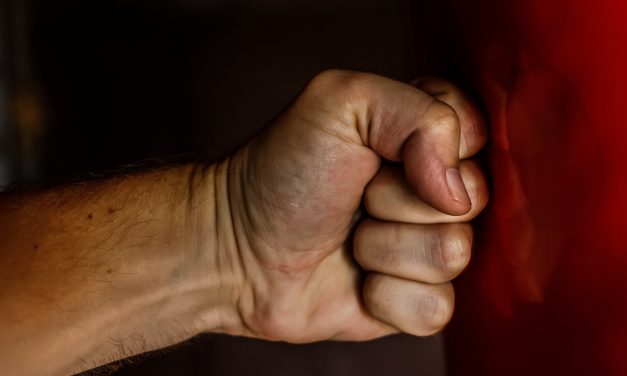 Felváltva ütötték-rúgták a rablók a pomázi telephely alkalmazottját – A bántalmazott férfi végül így tudott meglógni a támadói elől