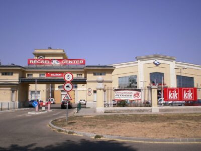 Ráesett a targonca a CBA munkatársára egy budapesti bevásárlóközpontban, a sofőr azonnal szörnyethalt