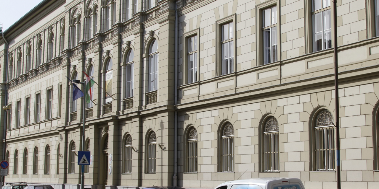 Agyonütötte a munkást egy betonlap, 16 hónap börtönt kapott a munkavezető és a gépkezelő is