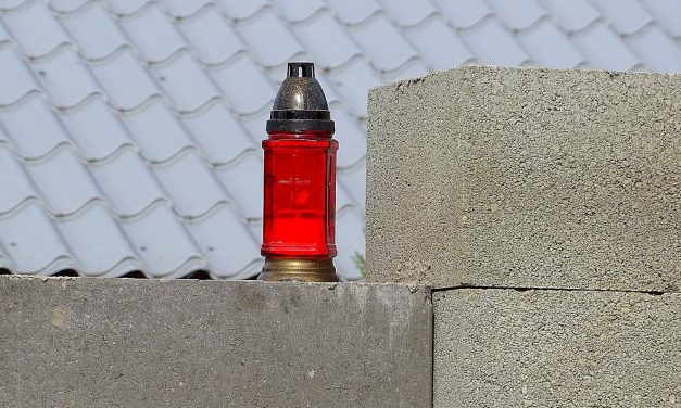 A gyerek bukkant a halott szülőkre a házuk udvarán, gyilkosság történhetett