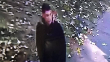 A rendőrségnek van néhány rossz fotója egy nyaklánctolvajról, ezek alapján kellene megtalálni