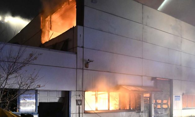 Őrült szirénázás Kőbányán, egy hatalmas tűzhöz siettek a tűzoltók, órákon át dolgoztak a lángok elfojtásán