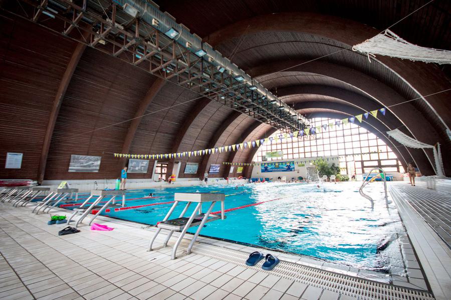 Gátlástalan kukkoló kamerázta be az egyik budapesti uszoda öltözőjét, a polgármester az összes sportcentrumot bezáratta