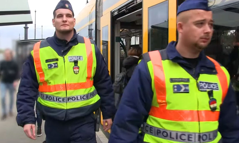 Rendőrségi razzia a villamoson, senki sem menekülhetett, egy körözött férfit is elkaptak