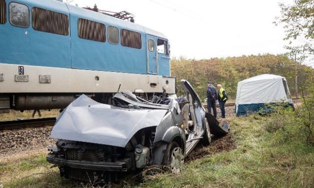 Halálos baleset: vonat és egy autó ütközött össze a vasúti átjáróban, azonnal szörnyethalt a sofőr