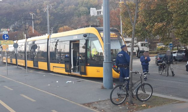 Elfelejtett körülnézi a bicikliző nő, elsodorta villamos – fotók a helyszínről