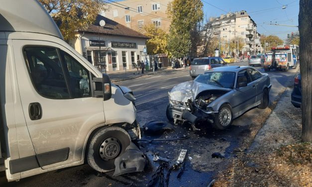 Csúnya karambol Budapesten: frontálisan ment neki a kisteherautónak a BMW, a sofőr nekizuhant a szélvédőnek, az arcát összevágták a szilánkok – Fotók a helyszínről